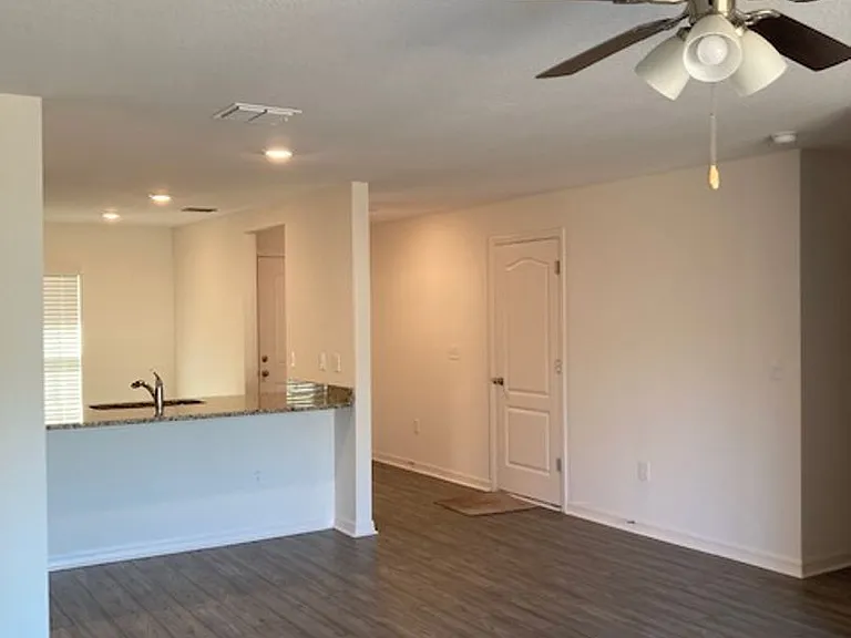 11 Ripcord Ln — Photo 2