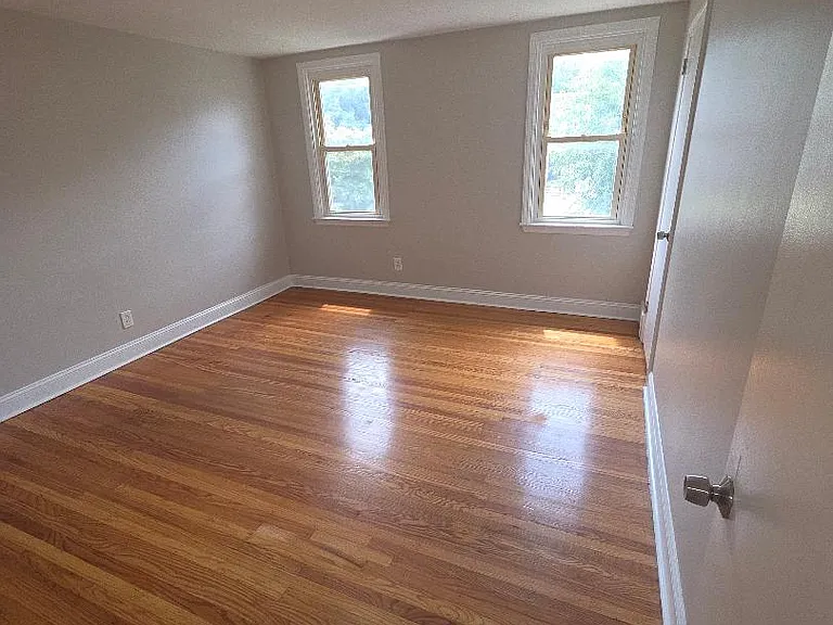 83 Chester Ave — Photo 8