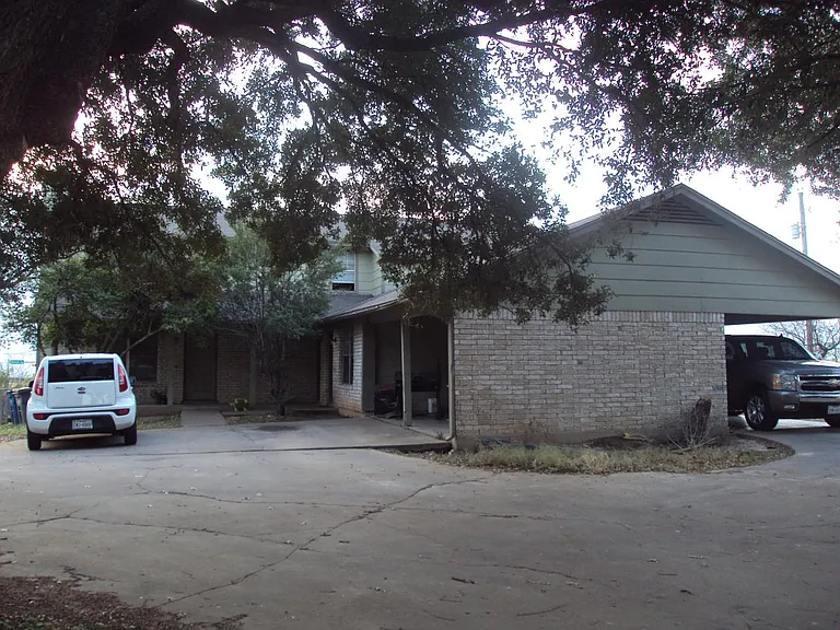 3416 Lynridge Dr #B — Photo 4