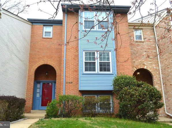 1968 Hopewood Dr, Falls Church, VA 22043