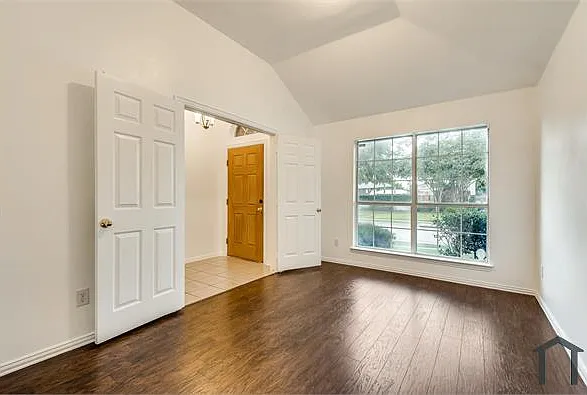5201 Crossvine Ln — Photo 3