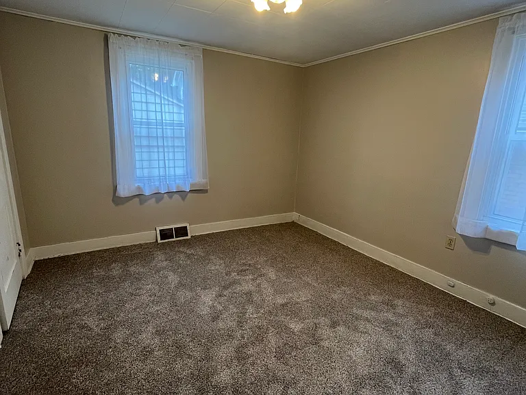 540 11th Ave — Photo 11