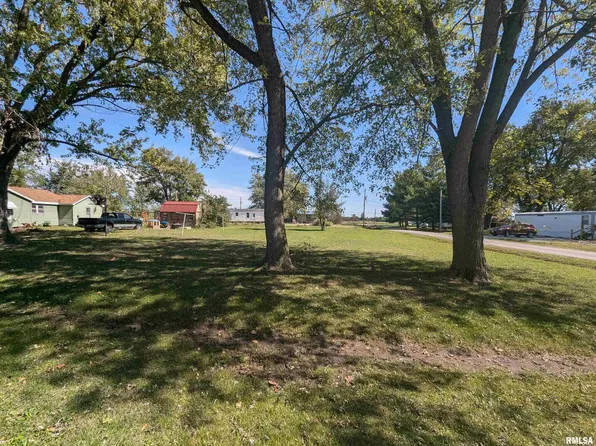 4332 Sycamore St, Salem, IL 62881