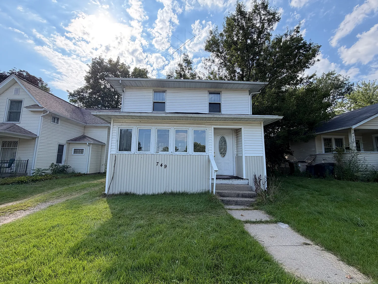 3 bed, 1276 sqft, $1,300 — Photo 1