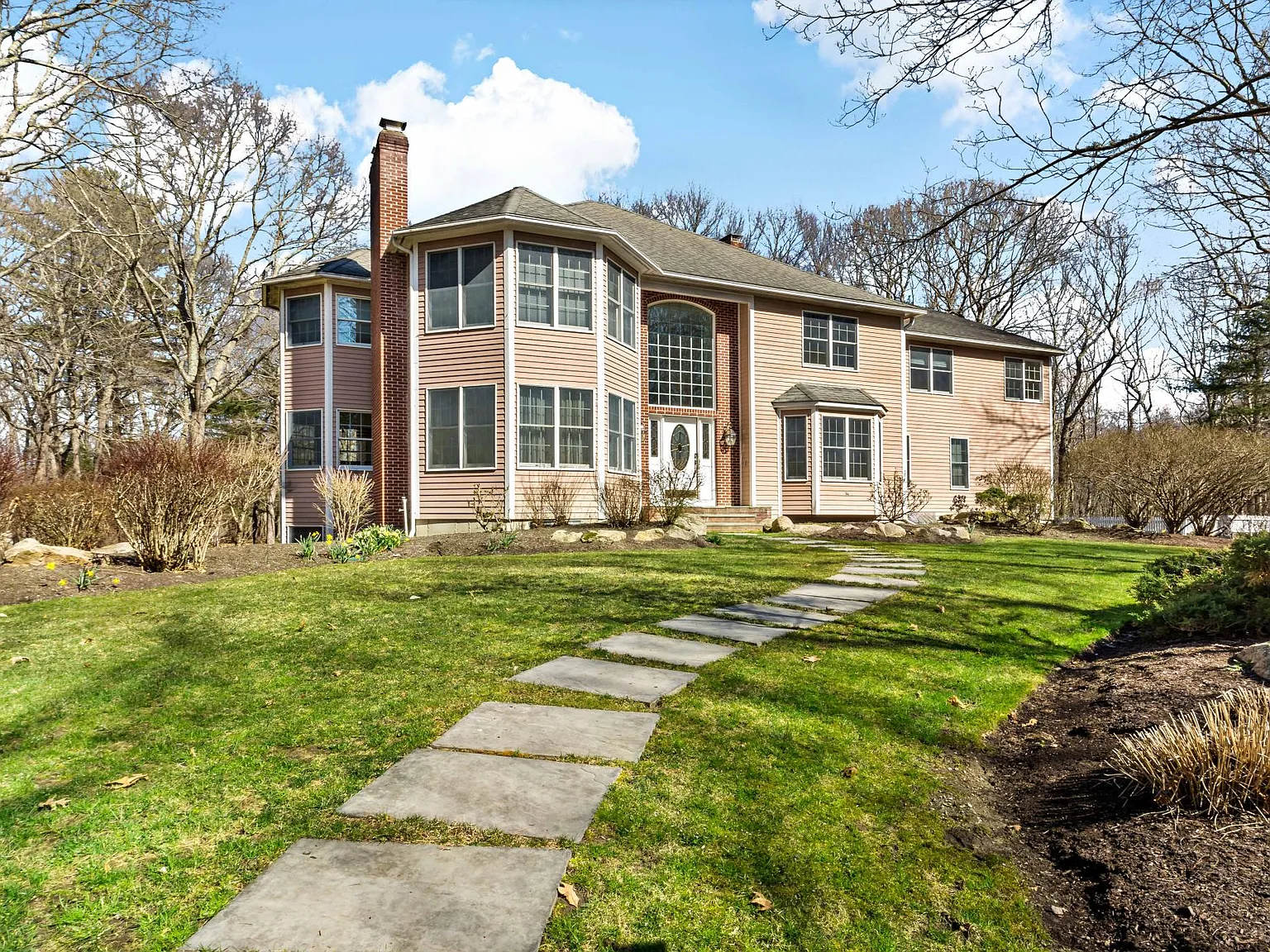 6 bed, 4.5 bath, 4966 sqft, $5,000 — Photo 1