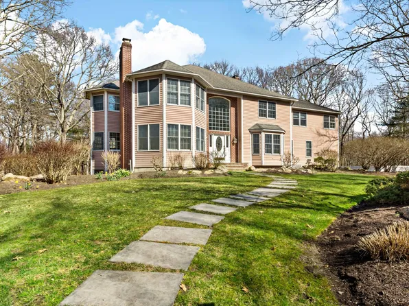 25 Dale Hill Dr, Saunderstown, RI 02874