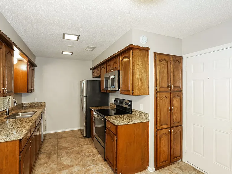 223 N Willow St — Photo 7