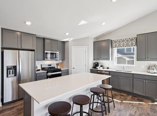 2211 Aragon Dr, Shakopee, MN 55379