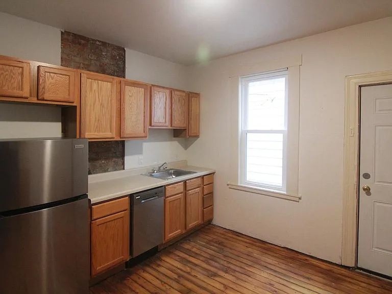 208 Green St #1 — Photo 3