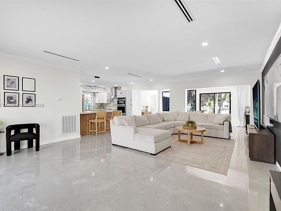 4th image of 3411 Thomas St