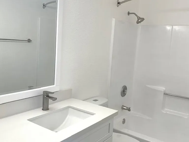 Oak Park Village Apartments — Photo 34