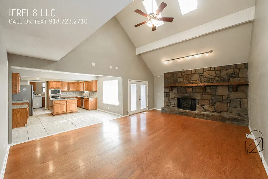4 Bedrooms And 3 Bath House In Union School District — Photo 2