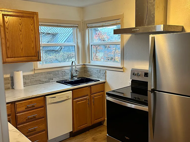 635 W Lakeshore Pl — Photo 2