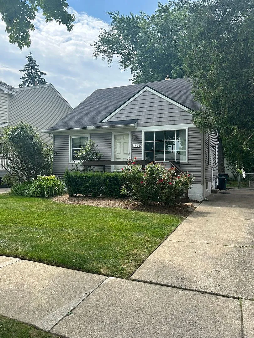 1326 E Lincoln Ave photo 1