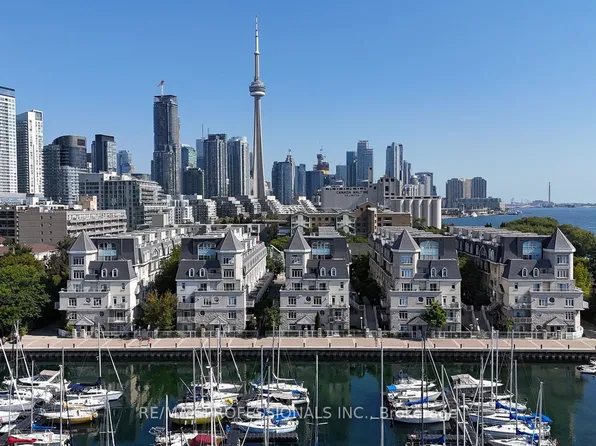 32 Stadium Rd Unit 327, Toronto, ON M5V 3P4