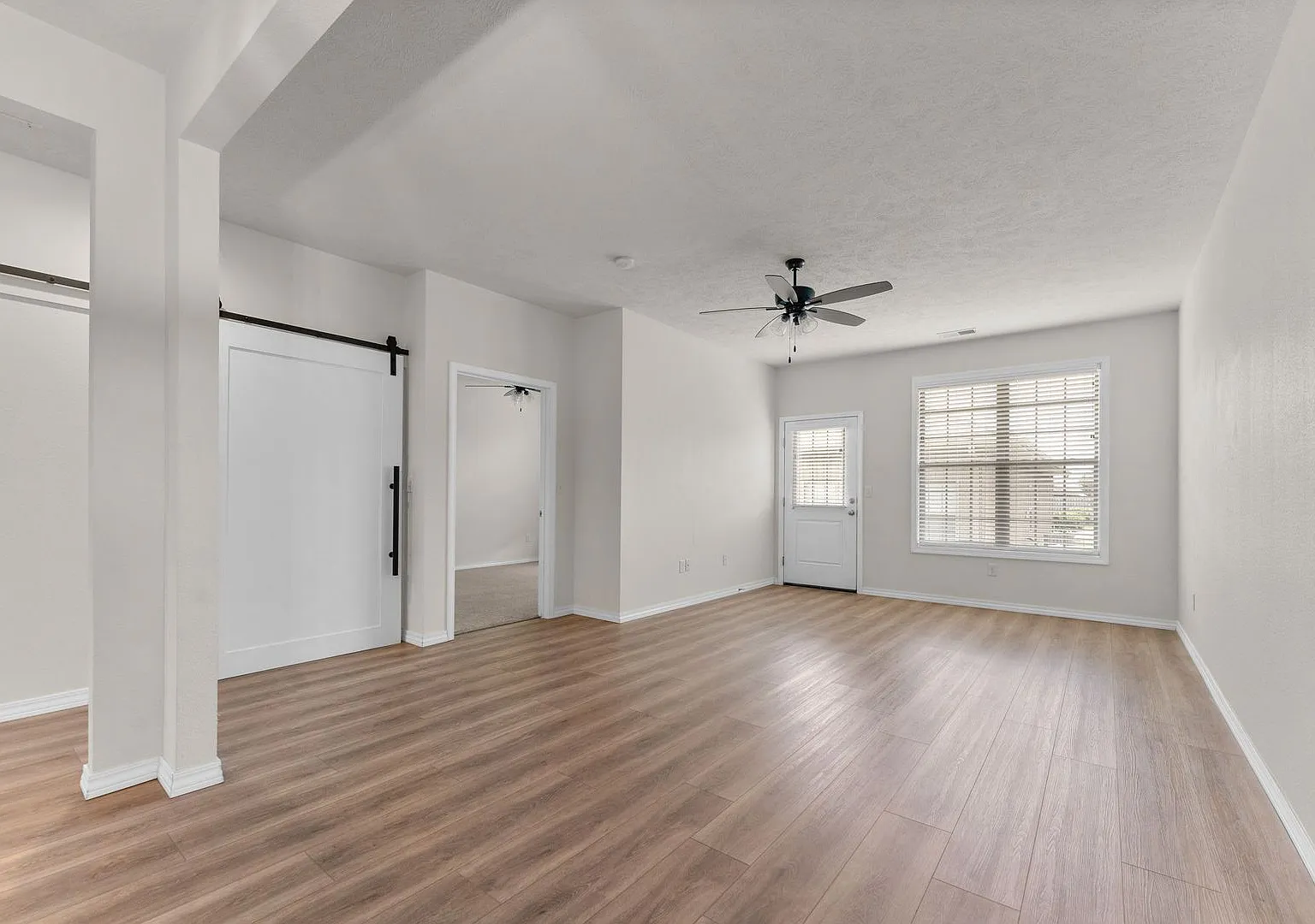 New Luxury 2 Bed 2 Bath 1 Car Garage Duplex — Photo 3