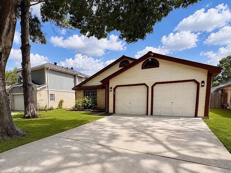 11746 Plumbrook Dr — Photo 2