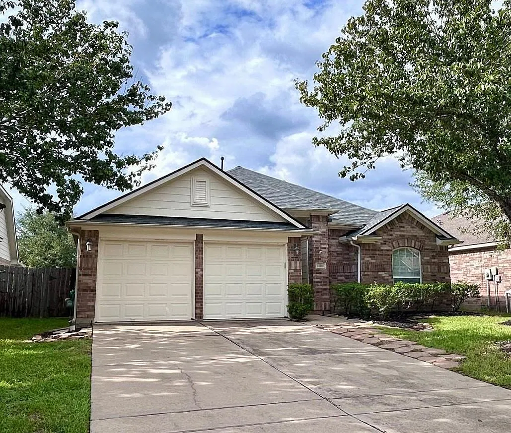 3 bed, 2.0 bath, 1614 sqft, $2,200 — Photo 1