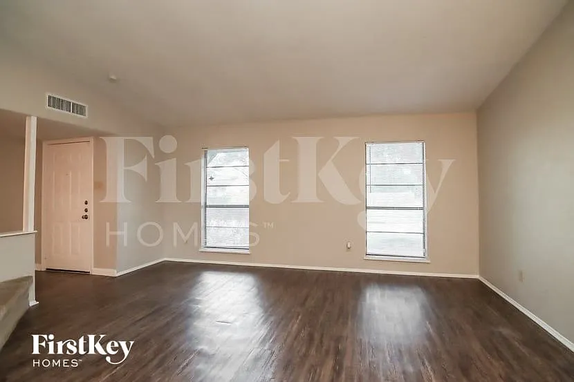 3 bed, 2.0 bath, 1929 sqft, $1,945 — Photo 4