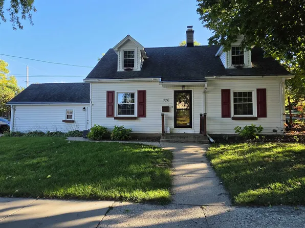 729 W Oak St, West Bend, WI 53095