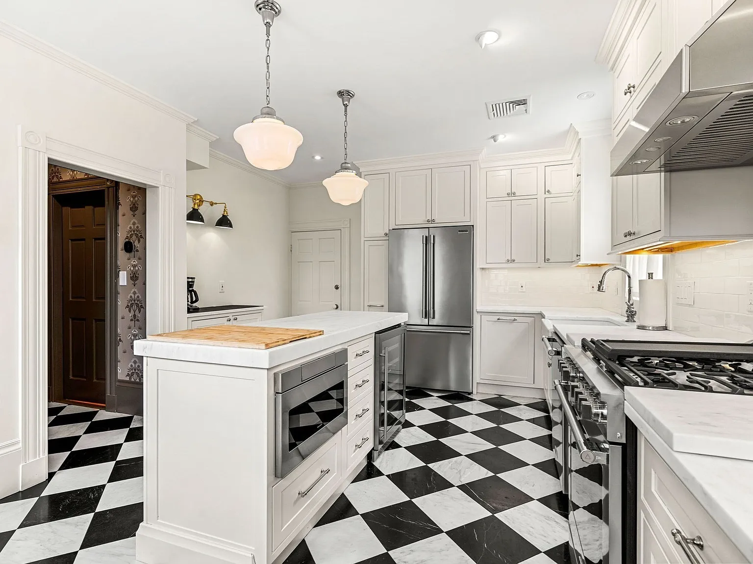 4 bed, 2.5 bath, 3400 sqft, $4,950 — Photo 4