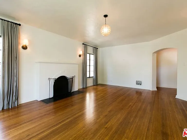 1136 S Hayworth Ave — Photo 4