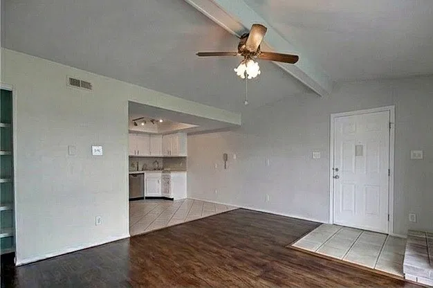 2 bed, 864 sqft, $1,350 — Photo 2