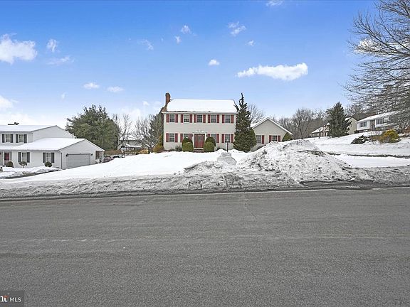 2nd image of 19 Fox Hollow Rd