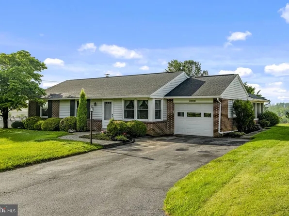 2136 Hobson Rd, Lancaster, PA 17602