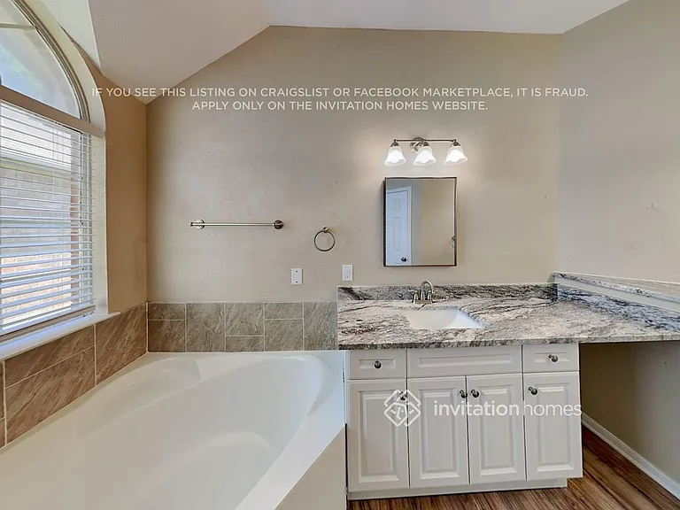 1046 Essex Dr — Photo 14