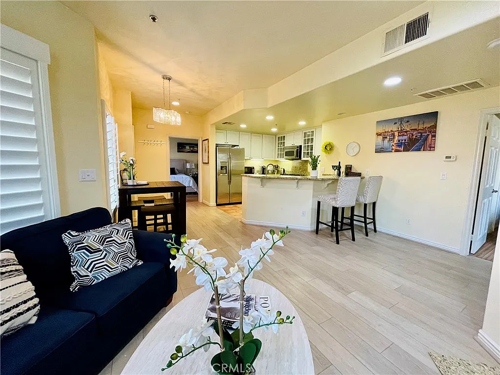2 bed, 2.5 bath, 1200 sqft, $3,500 — Photo 4