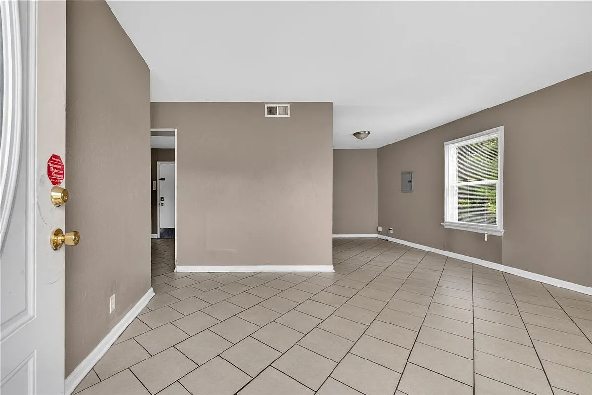 Building Photo - 6018 Evergreen Blvd
