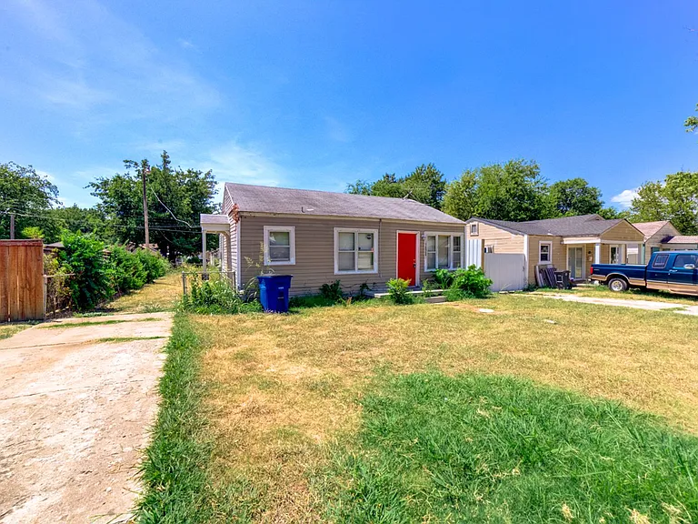 1020 E Apache St — Photo 1