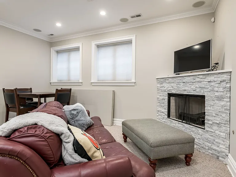 1633 N Wolcott Ave — Photo 14