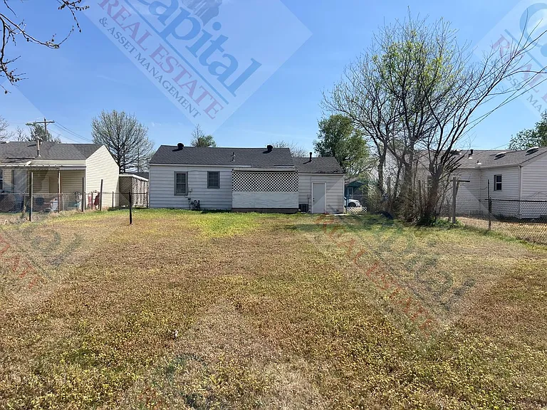 219 E Douglas Dr — Photo 20