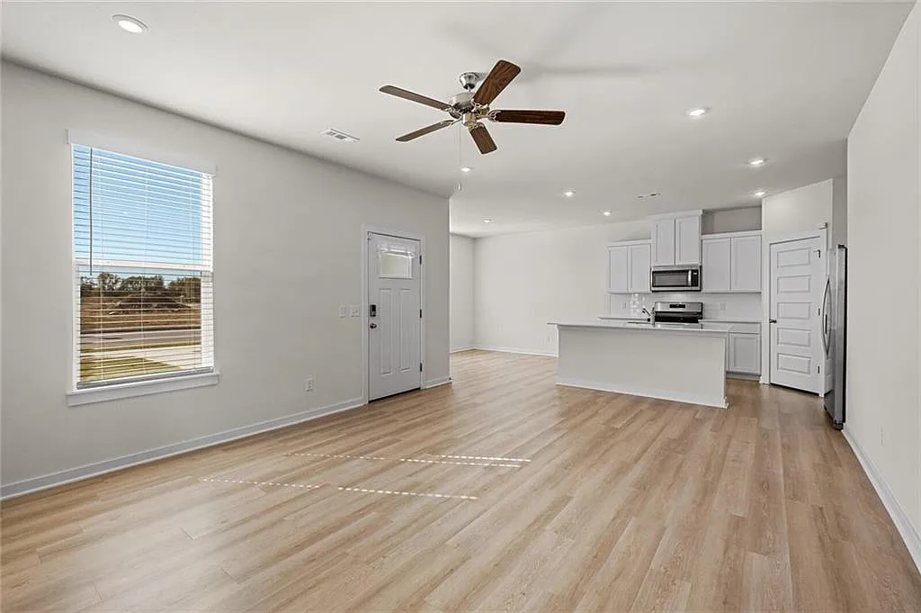 3 bed, 2.5 bath, 1688 sqft, $1,900 — Photo 4