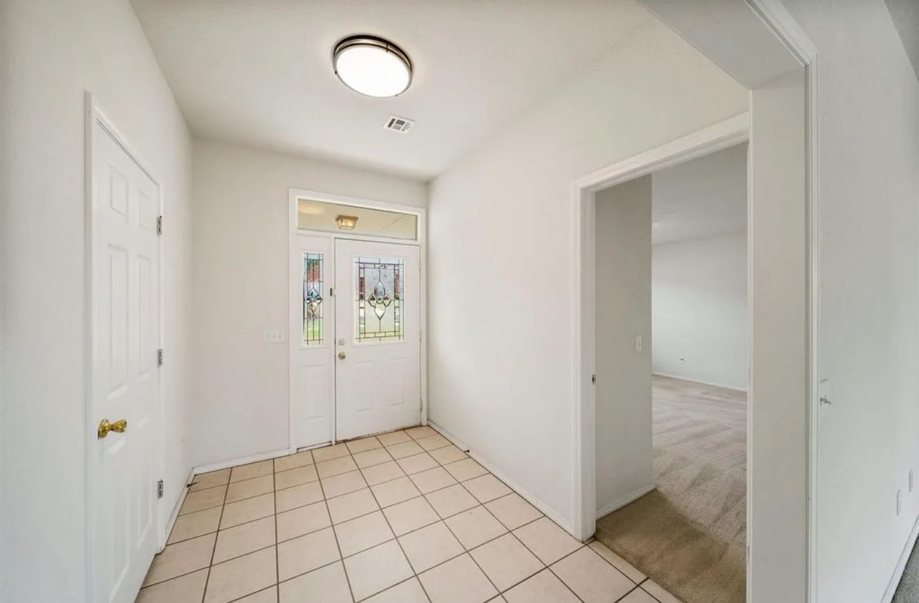 4 bed, 1996 sqft, $700 — Photo 2