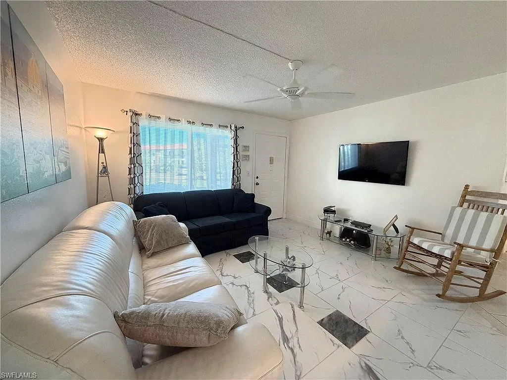 2 bed, 2.0 bath, 735 sqft, $2,300 — Photo 2