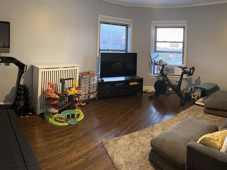 1st image of 707 W Wellington Ave #100