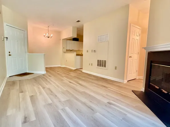 2203 Westcourt Ln APT 202, Herndon, VA 20170