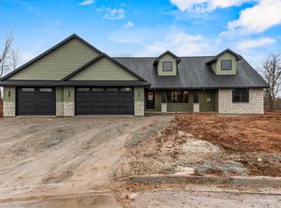 2984 Creekwood Dr, Green Bay, WI 54311