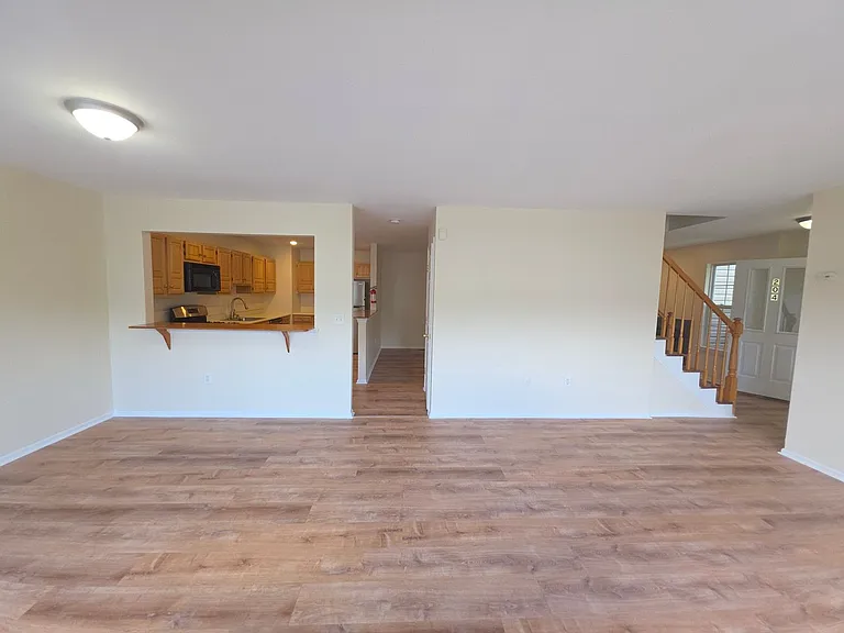 204 Barclay Ct — Photo 5
