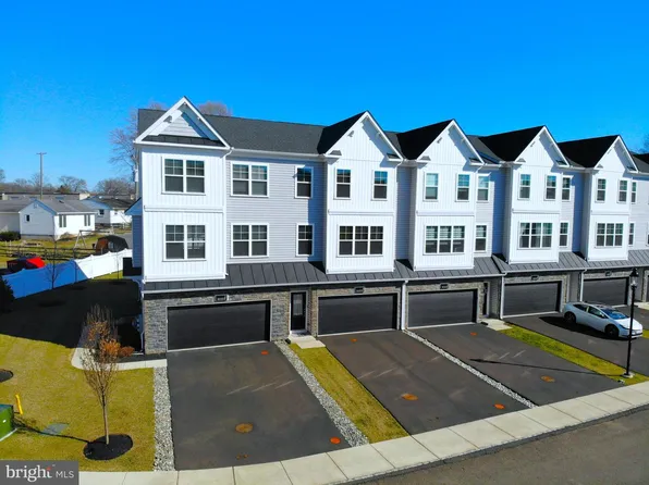 2 Warren Dr, Chalfont, PA 18914