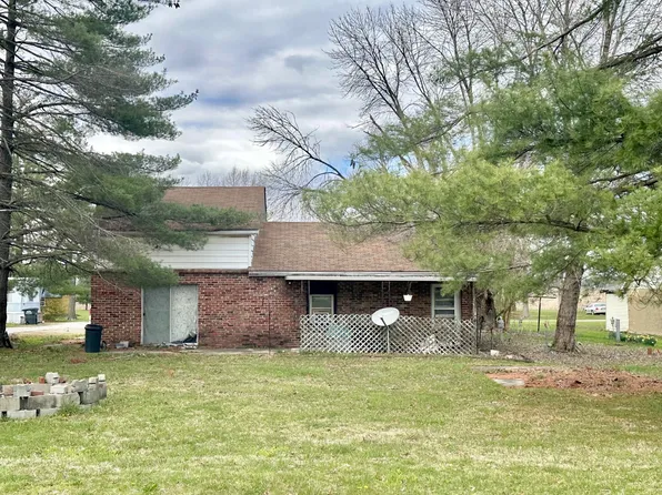 301C N 1st St NW, Clay City, IL 62824