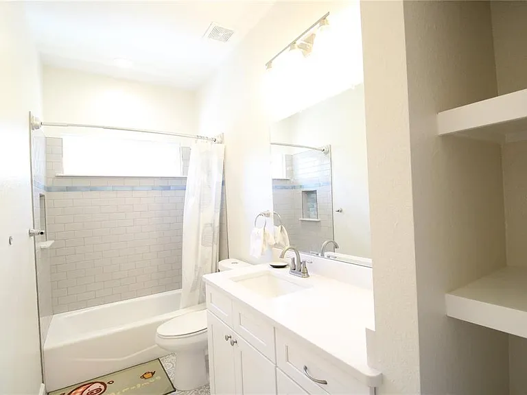 238 NE 9th St — Photo 22
