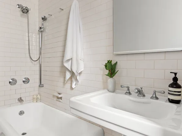 212 East 48th Street image 10 of 14