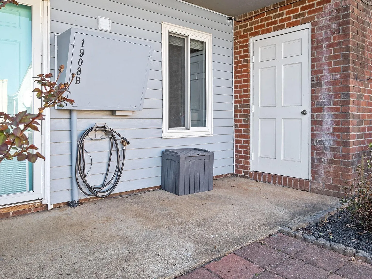 2 bed, 2.0 bath, 938 sqft, $1,500 — Photo 2