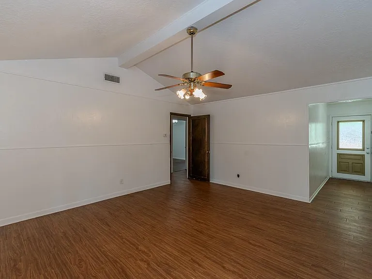 450 Norvell St — Photo 3