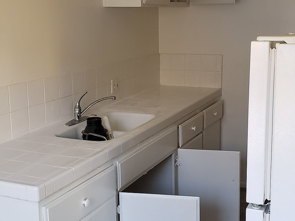 2nd image of 14618 Wyandotte St APT 4