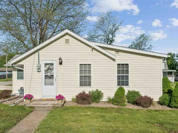 207 Center Ave, Urbana, IA 52345